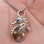 Colgante Caballito de Mar con Nácar y Zafiro – Kovel Colección. 0 USD.