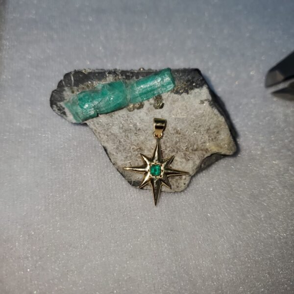 Dije de oro estrella y esmeralda.5 USD.