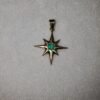 Dije de oro estrella y esmeralda.5 USD.