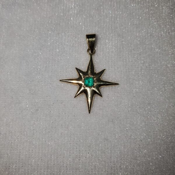 Dije de oro estrella y esmeralda.5 USD.