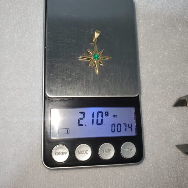 Dije de oro estrella y esmeralda.5 USD.