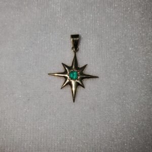 Dije de oro estrella y esmeralda.5 USD.