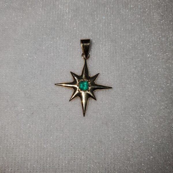 Dije de oro estrella y esmeralda.5 USD.