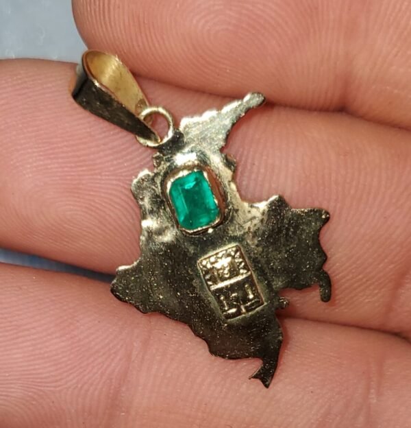 Dije de Colombia en oro 18k con esmeralda. 0 USD