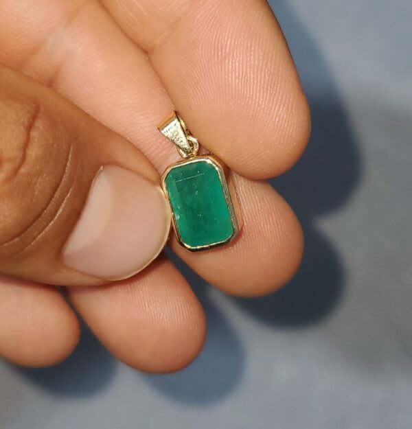 Dije masculino en oro de 18k (2.61 gramos) con esmeralda 0 USD.