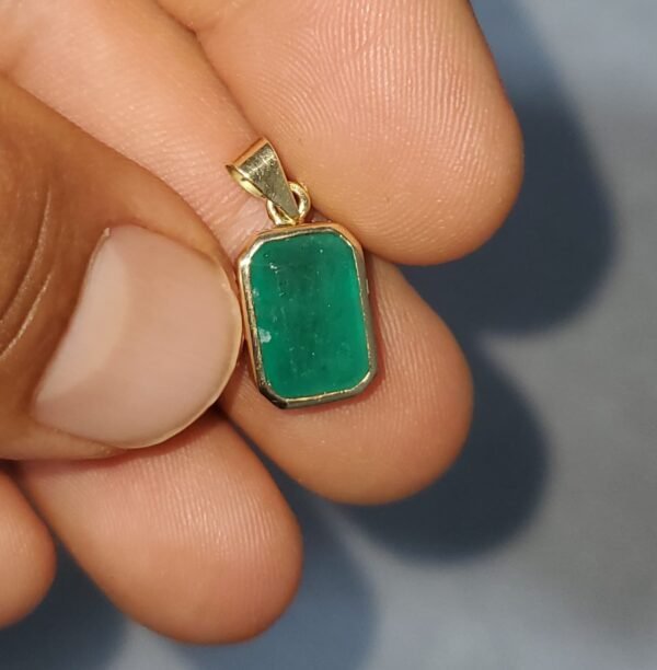 Dije masculino en oro de 18k (2.61 gramos) con esmeralda 0 USD.