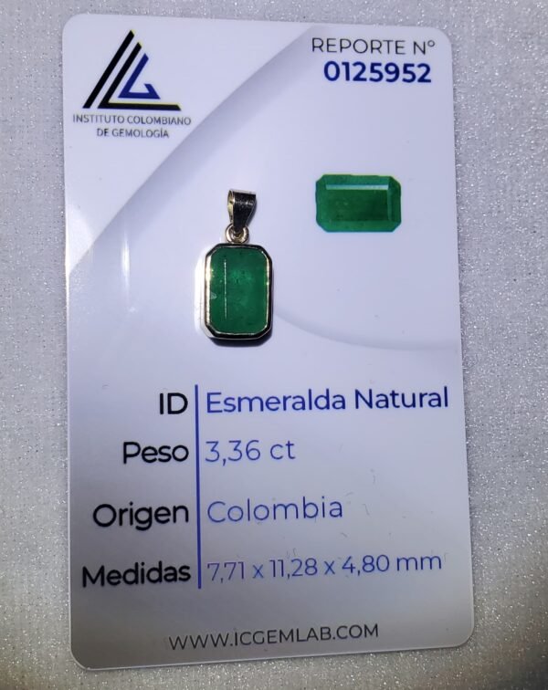 Dije masculino en oro de 18k (2.61 gramos) con esmeralda 0 USD.