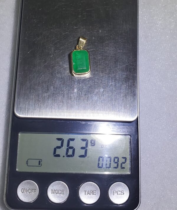 Dije masculino en oro de 18k (2.61 gramos) con esmeralda 0 USD.