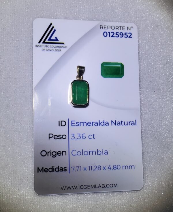 Dije masculino en oro de 18k (2.61 gramos) con esmeralda 0 USD.