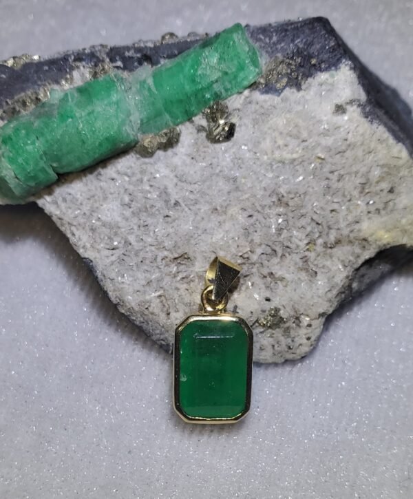 Dije masculino en oro de 18k (2.61 gramos) con esmeralda 0 USD.