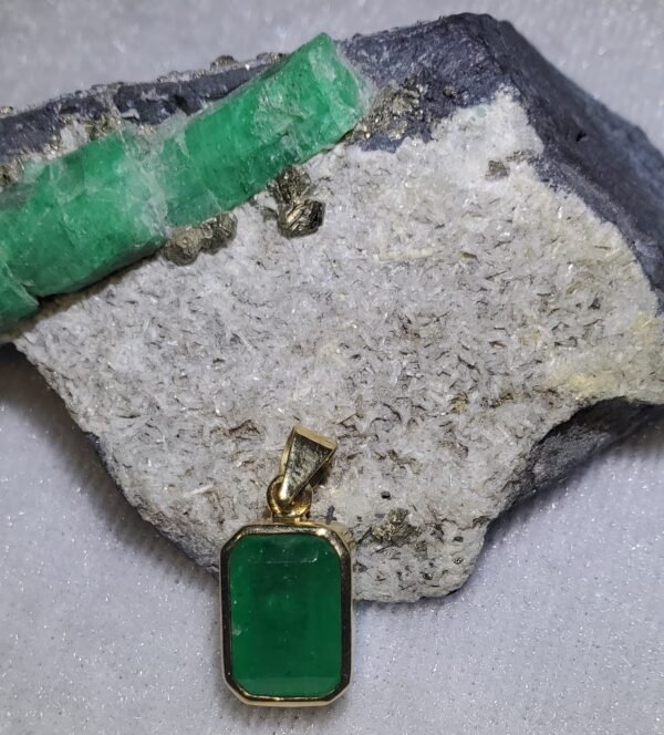 Dije masculino en oro de 18k (2.61 gramos) con esmeralda 0 USD.