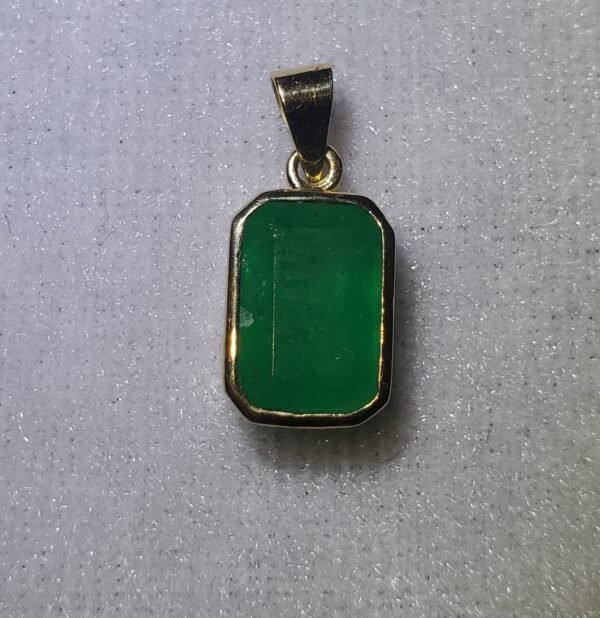 Dije masculino en oro de 18k (2.61 gramos) con esmeralda 0 USD.