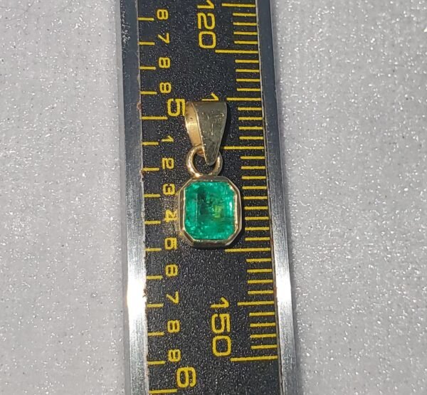 Dije Clásico de Esmeralda Natural – 0.62 ct 0 Usd