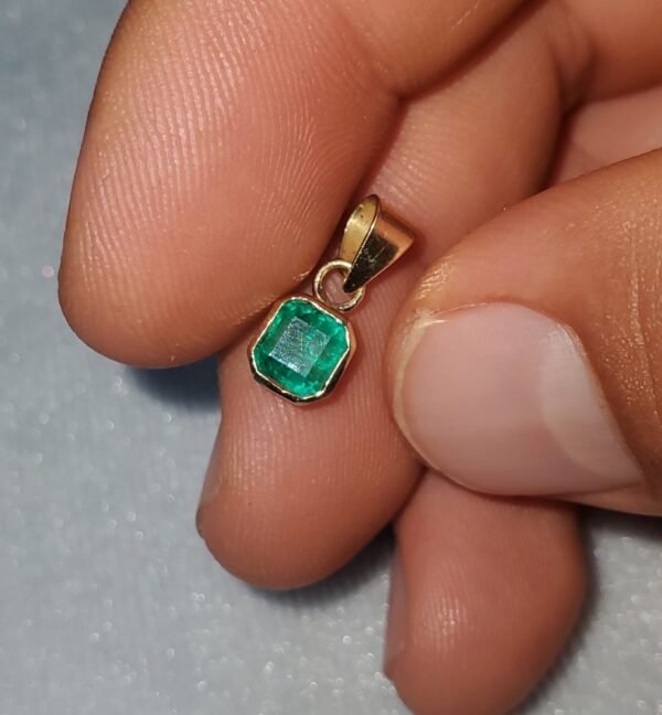 Dije Clásico de Esmeralda Natural – 0.62 ct 0 Usd