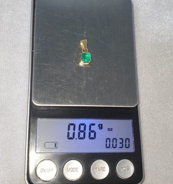 Dije Clásico de Esmeralda Natural – 0.62 ct 0 Usd