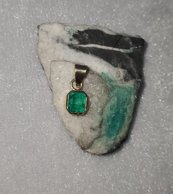 Dije Clásico de Esmeralda Natural – 0.62 ct 0 Usd