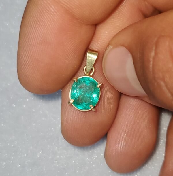 Dije de Esmeralda Ovalada – 2.15 ct de 0 USD