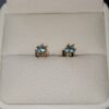 Aretes en oro de 18k con topacios azules – 1 gramo 3 USD.