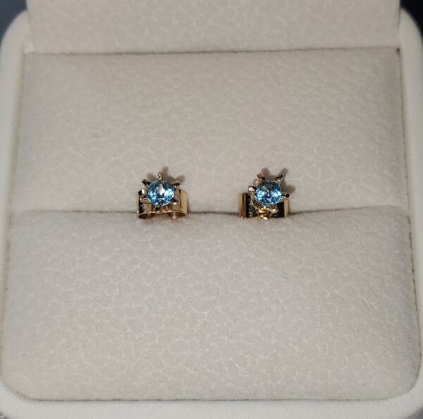 Aretes en oro de 18k con topacios azules – 1 gramo 3 USD.