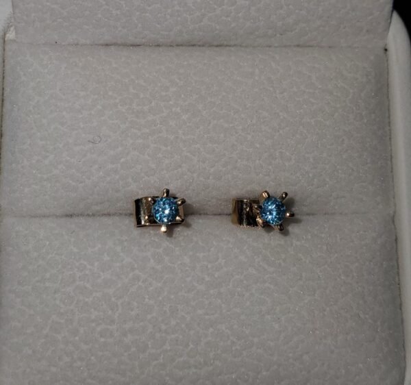 Aretes en oro de 18k con topacios azules – 1 gramo 3 USD.