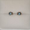 Aretes en oro de 18k con topacios azules – 1 gramo 3 USD.