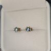Aretes en oro de 18k con topacios azules – 1 gramo 3 USD.