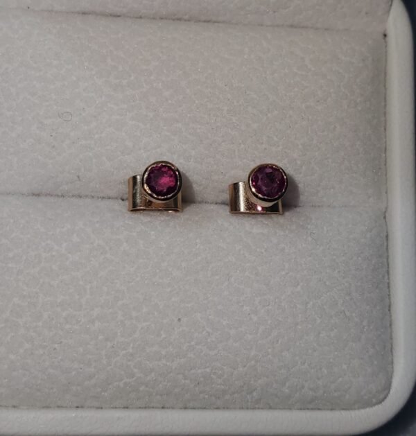 Aretes en Oro de 18k con Rubí Natural. 190 USD
