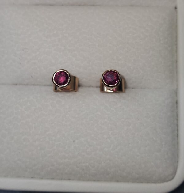 Aretes en Oro de 18k con Rubí Natural. 190 USD