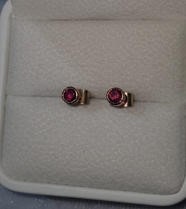 Aretes en Oro de 18k con Rubí Natural. 190 USD