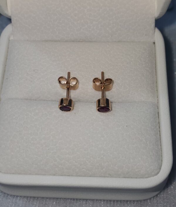 Aretes en Oro de 18k con Rubí Natural. 190 USD