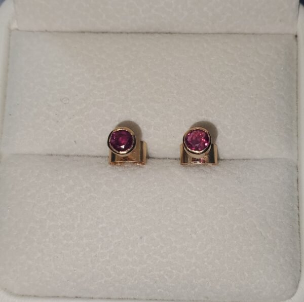 Aretes en Oro de 18k con Rubí Natural. 190 USD