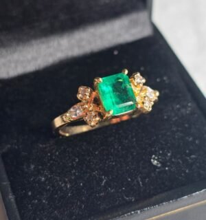 Anillo de oro y esmeralda natural de 1 quilate