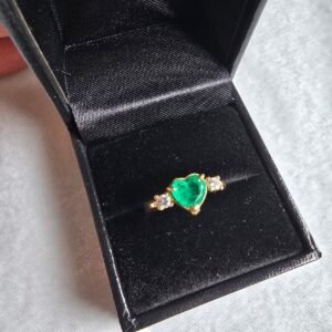 Anillo de Esmeralda Natural Corazón y Diamantes en Oro 18K
