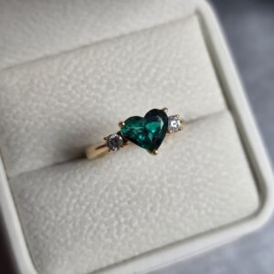 Anillo de Esmeralda de Super Lujo Forma de Corazon.