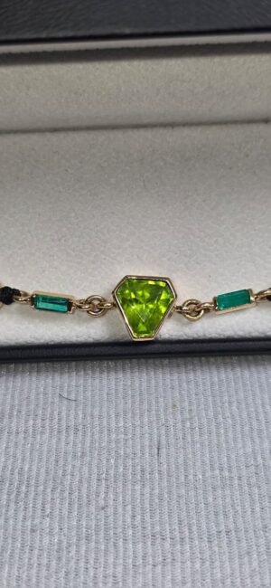WhatsApp Image 2026-03-03 at 1.49.58 AM (1) Pulsera Peridoto esmeraldas y Rubis